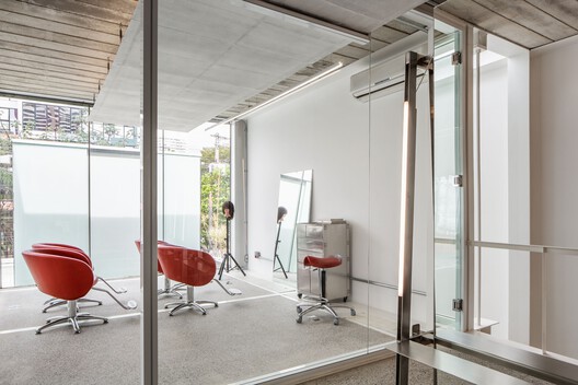 Salão de Beleza Cubo  / FUTURA ESTUDIO - Fotografia de Interiores, Cadeira, Iluminação, Vidro