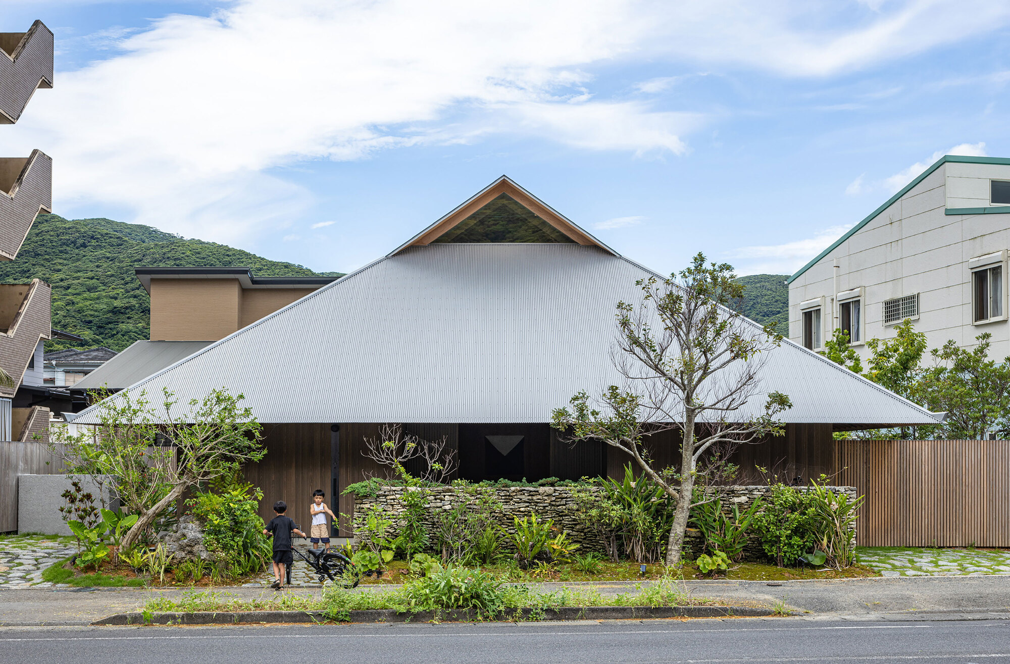 AMAMI House / Sakai Architects