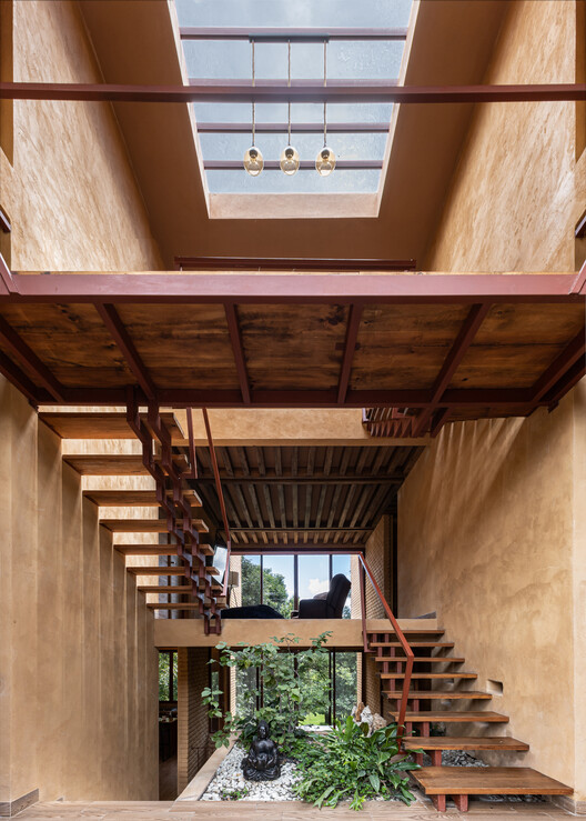Casa La Sierra / Valdezarqs - Fotografía interior, Escaleras, Madera, Balcón, Fijación Vigas