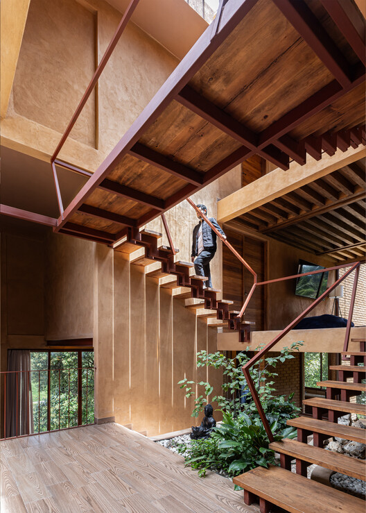 Casa La Sierra / Valdezarqs - Fotografía interior, Escaleras, Madera, Barandas, Fijación Vigas, Balcón