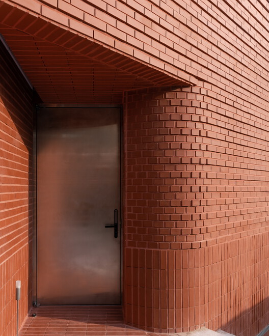 Arquitectura en capas / Atelier ITCH - Fotografía de interiores, Ladrillo, Madera