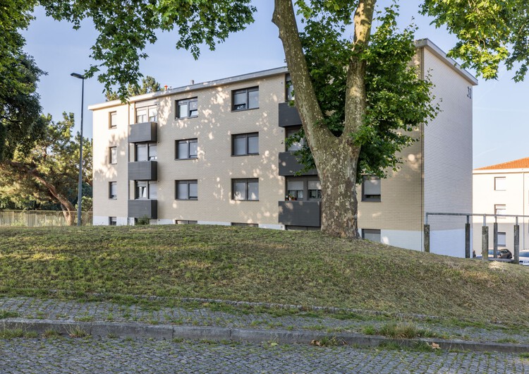 Reabilitação dos edifícios do Bairro do Cerco do Porto / Virgínio Moutinho Arquitectos + José Gigante Arquitecto - Fotografia de Exterior, Fachada, Concreto
