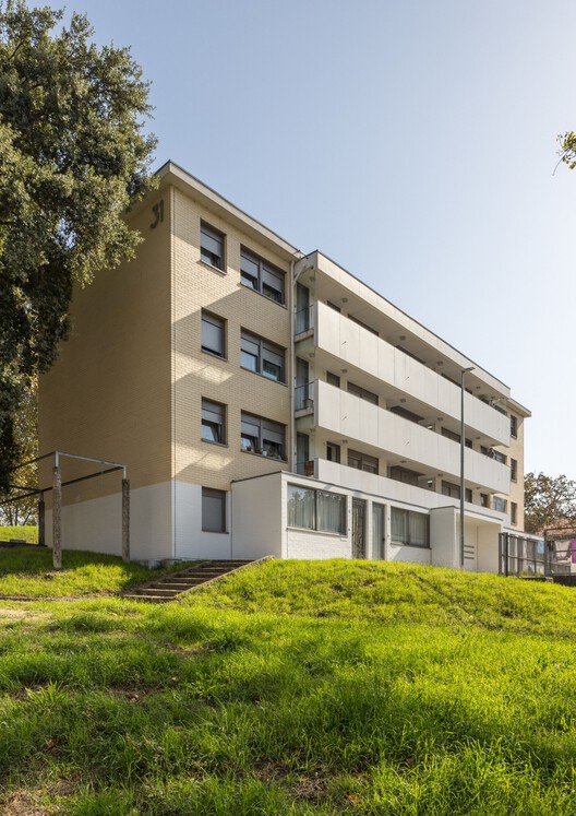 Reabilitação dos edifícios do Bairro do Cerco do Porto / Virgínio Moutinho Arquitectos + José Gigante Arquitecto - Fotografia de Exterior, Fachada, Balcão, Concreto