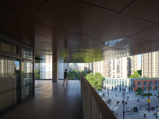 上海普陀区武宁中学异地改扩建项目 / 阿科米星建筑设计事务所 上海普陀区武宁中学异地改扩建项目 / 阿科米星建筑设计事务所 - 室内图, 玻璃, 城市