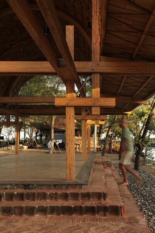 BaleBio Pavilion/Cave Urban - fotografía de interiores, madera, vigas fijas, columnas