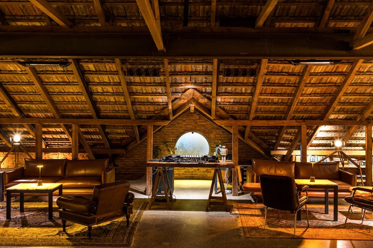 Céu Bar / Küster Brizola Arquitetos - Fotografía de interiores, madera, iluminación, sillas, mesas, fijación de vigas