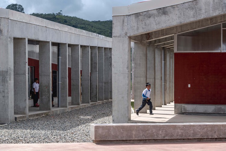 Colegio Mirador, La Jalquilla / Semillas - Fotografía Exterior, Concreto
