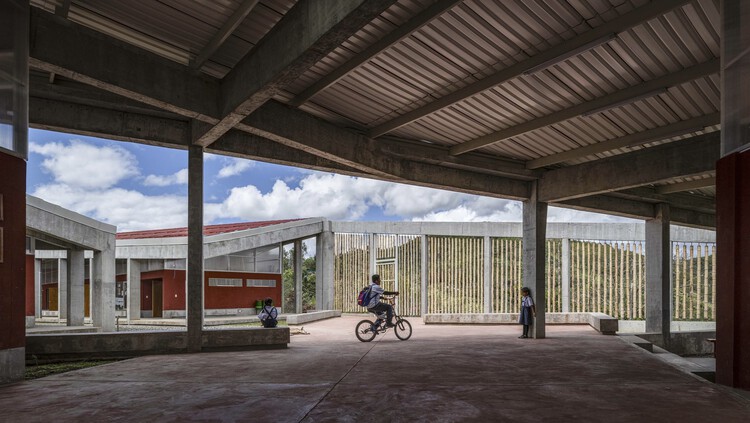 Escuela Mirador, La Jalquilla / Semillas - fotografía de interiores, columnas, concreto