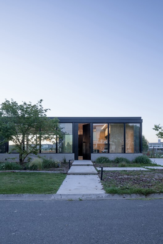 Casa en Escobar / Pedro Ignacio Yáñez + Norberto Nenninger + Paola Salaberri - Imagen 6 de 26