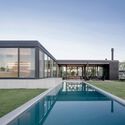 Casa Escobar / Pedro Ignacio Yáñez + Guayra - fotografía exterior, puertas, patio interior