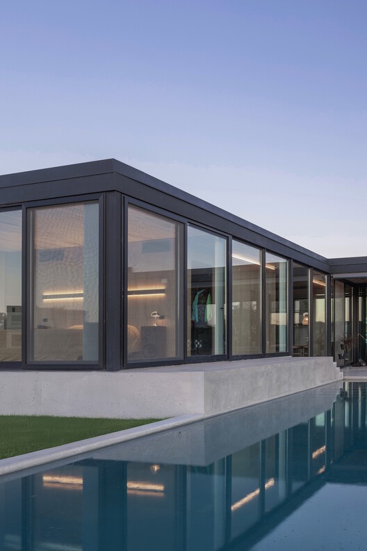 Casa en Escobar / Pedro Ignacio Yáñez + Norberto Nenninger + Paola Salaberri - Fotografía exterior