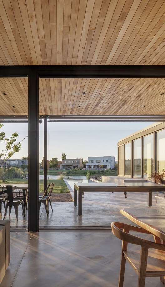 Casa en Escobar / Pedro Ignacio Yáñez + Norberto Nenninger + Paola Salaberri - Fotografía interior, Madera, Terraza, Pilares