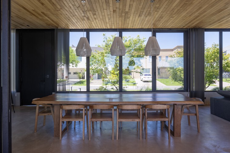 Casa Escobar / Pedro Ignacio Yáñez + Guayra - Fotografía de interiores, madera, mesas, sillas