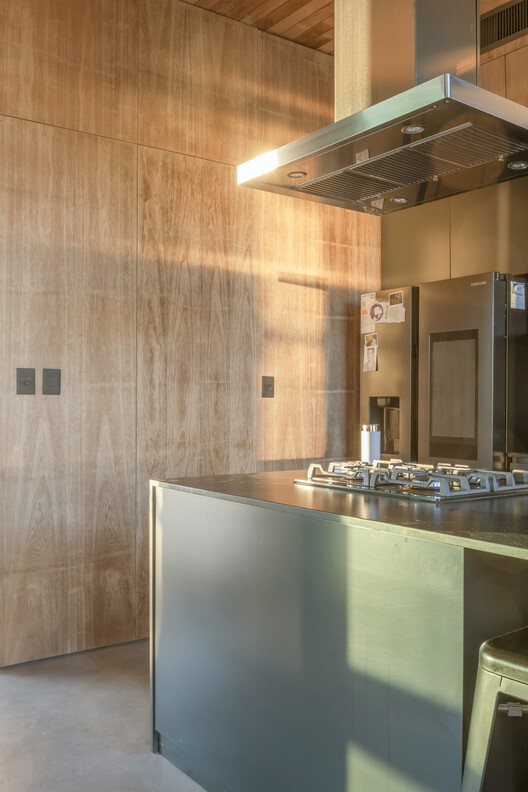 Casa en Escobar / Pedro Ignacio Yáñez + Norberto Nenninger + Paola Salaberri - Fotografía interior, Cocina, Madera, Iluminación, Encimera
