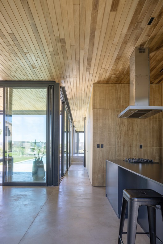 Casa de Escobar / Pedro Ignacio Yáñez + Guayra - Fotografía de interiores, cocina, madera, puertas, fijación de vigas