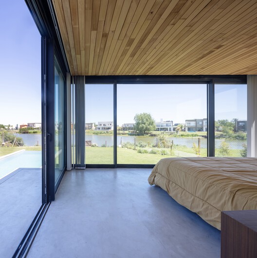 Casa en Escobar / Pedro Ignacio Yáñez + Norberto Nenninger + Paola Salaberri - Fotografía interior, Dormitorio, Madera, Vidrio