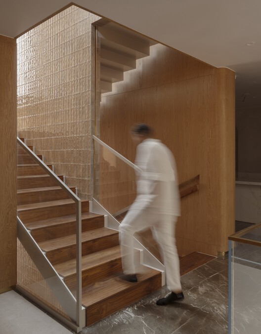 印度珠宝店 Fluted Volume / Studio UF+O - 室内图, 楼梯, 木头, 扶手