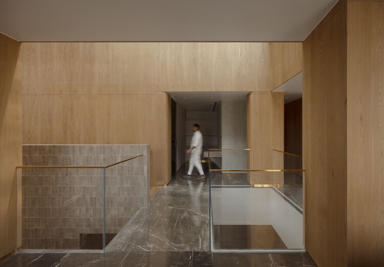 Grooved Volume Shop / Studio UF+O - Fotografía de Interiores, Cocina, Madera