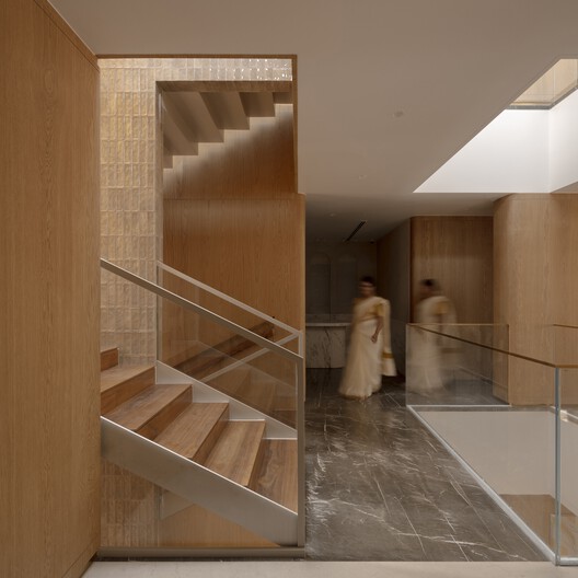 印度珠宝店 Fluted Volume / Studio UF+O - 室内图, 楼梯, 木头, 扶手