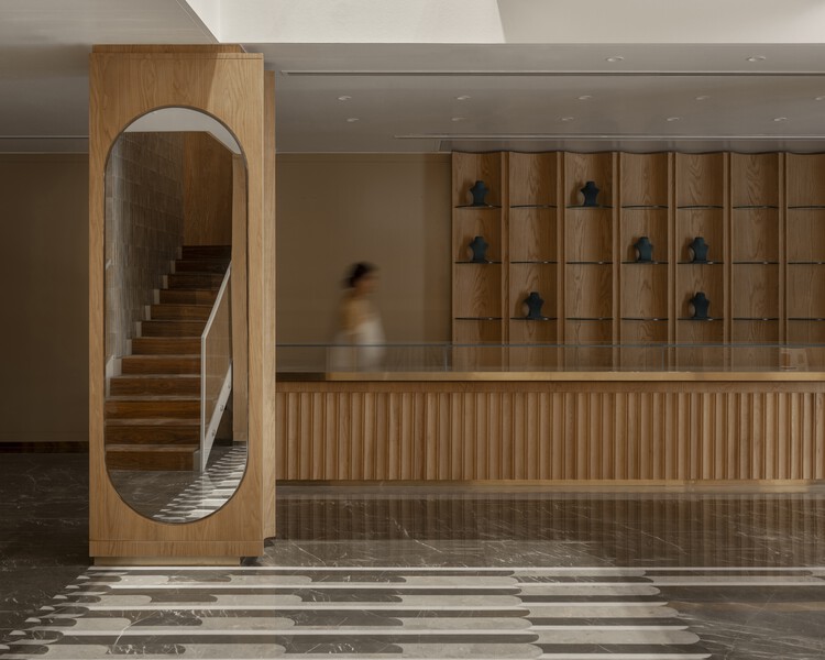 Grooved Volume Shop / Studio UF+O - Fotografía de Interiores, Escaleras, Madera, Vidrio