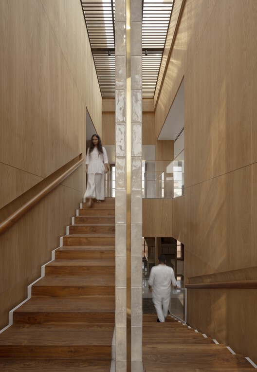 Grooved Volume Shop / Studio UF+O - Fotografía de Interiores, Escaleras, Madera, Vidrio