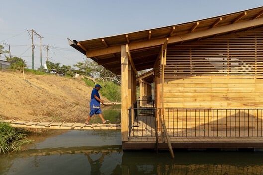 El Barrio Flotante de las Balsas / Natura Futura El Barrio Flotante de las Balsas / Natura Futura - Fotografía exterior, Madera, Borde costero