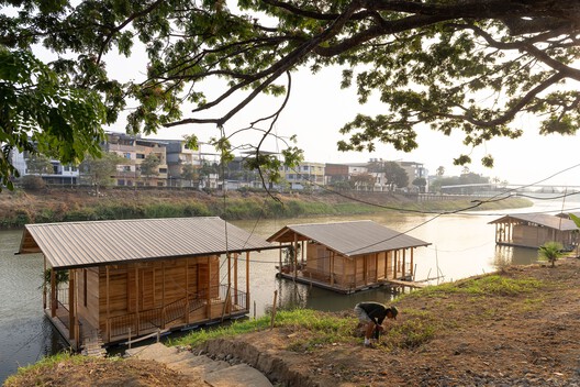El Barrio Flotante de las Balsas / Natura Futura El Barrio Flotante de las Balsas / Natura Futura - Fotografía exterior, Borde costero