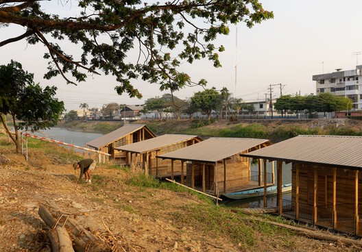El Barrio Flotante de las Balsas / Natura Futura El Barrio Flotante de las Balsas / Natura Futura - Fotografía exterior, Madera