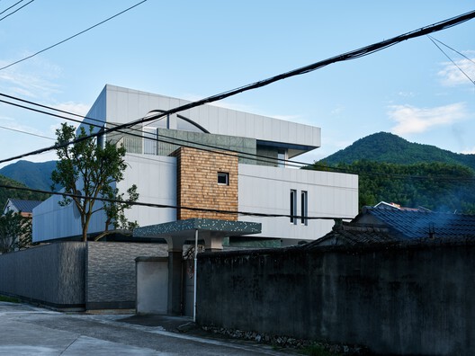 Xiaye Zhang Residence / Studio MOR