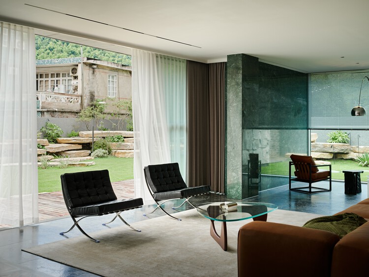 夏叶张宅 / Studio MOR - 室内图, 起居室, 沙发, 木头, 椅子, 灯, 桌子