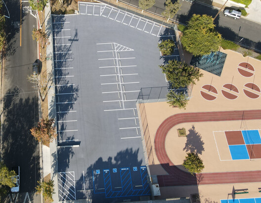 The Temperature of Inequality: Rethinking Urban Surfaces for a Changing Climate - Image 2 of 6