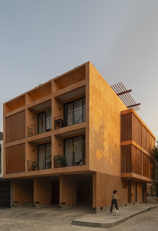 Edificio Sabines 242 / Estudio Grado - Fotografía exterior, balcón
