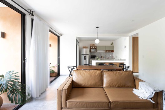 Edificio Sabines 242 / Grado Studio - Fotografía interior, Cocina, Sillones, Madera, Mesas, Iluminación, Sillas