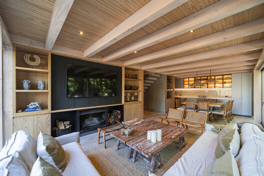Conjunto Cachagua II / PAR Arquitectos Conjunto Cachagua II / PAR Arquitectos - Fotografía interior, Madera, Sillones, Iluminación, Mesas, Sillas, Estanterías, Fijación Vigas