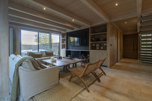 Conjunto Cachagua II / PAR Arquitectos Conjunto Cachagua II / PAR Arquitectos - Fotografía interior, Madera, Sillones, Mesas, Sillas