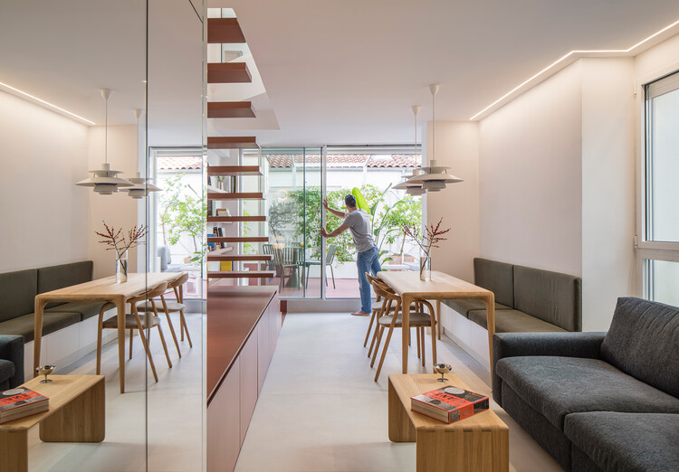 casa binôme / gon arquitectos - fotografía de interiores, madera, mesas, sillones, estanterías, iluminación, sillas