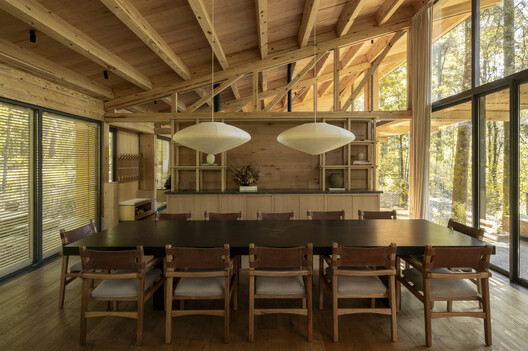 Casa en El Bosque / Vasconcelos Arquitectura + Espacio Tangible - Fotografía interior, Comedor, Madera, Mesas, Sillas, Fijación Vigas, Vidrio