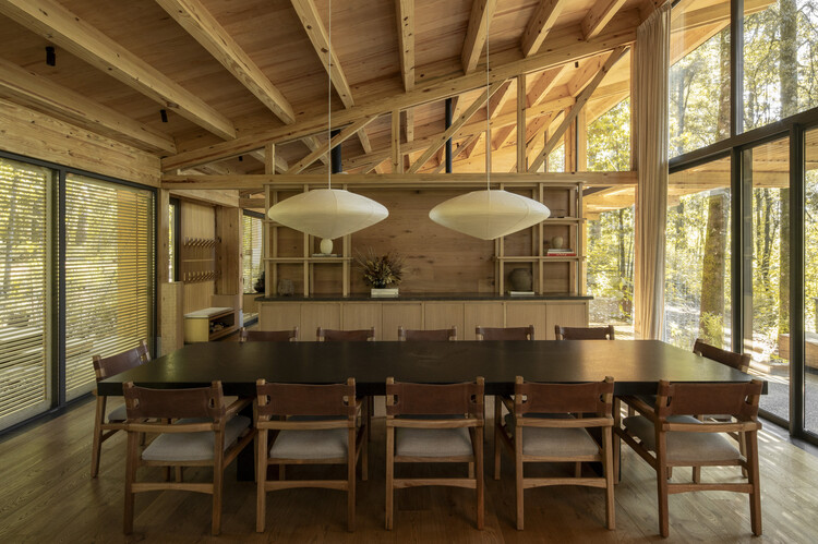 Casa El Bosque / Vasconcelos Arquitectura + Espacio Tangible - Fotografía de interiores, comedor, madera, mesa, sillas, fijación de vigas, vidrio