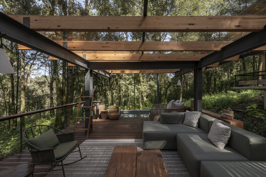 Casa en El Bosque / Vasconcelos Arquitectura + Espacio Tangible - Fotografía exterior, Madera, Terraza, Sillas, Patio, Balcón, Fijación Vigas