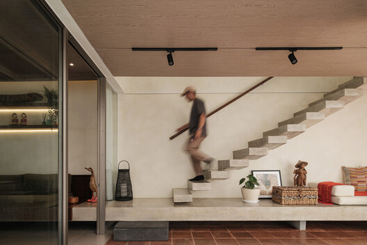 Sipat & Sauh 别墅 / Arkana Architects Sipat & Sauh 别墅 / Arkana Architects - 室内图, 楼梯, 木头