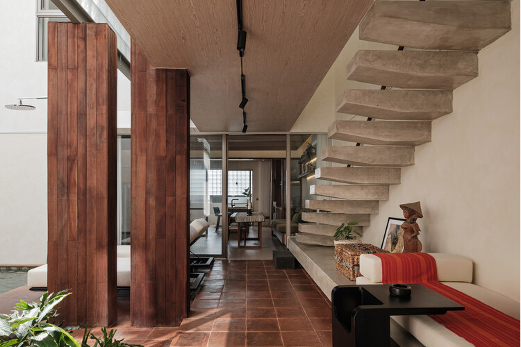 Sipat & Sauh 别墅 / Arkana Architects - 室内图, 木头, 梁, 椅子