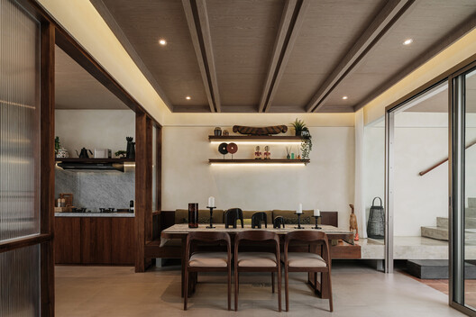 Sipat & Sauh 别墅 / Arkana Architects Sipat & Sauh 别墅 / Arkana Architects - 室内图, 木头, 桌子, 灯, 椅子