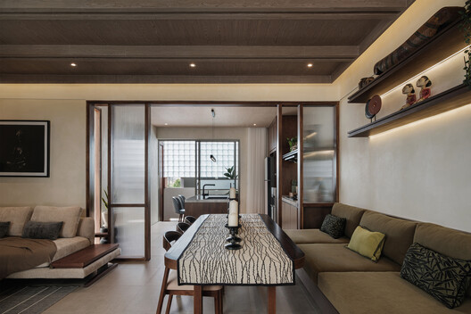 Sipat & Sauh 别墅 / Arkana Architects Sipat & Sauh 别墅 / Arkana Architects - 室内图, 木头, 桌子, 沙发, 灯, 椅子