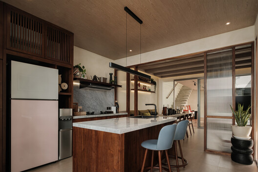 Sipat & Sauh 别墅 / Arkana Architects Sipat & Sauh 别墅 / Arkana Architects - 室内图, 厨房, 木头, 台面, 桌子, 椅子