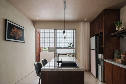 Sipat & Sauh 别墅 / Arkana Architects Sipat & Sauh 别墅 / Arkana Architects - 室内图, 厨房, 台面, 木头, 椅子