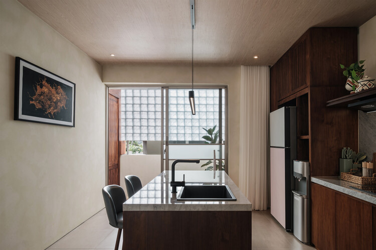 Sipat & Sauh 别墅 / Arkana Architects - 室内图, 厨房, 台面, 木头, 椅子