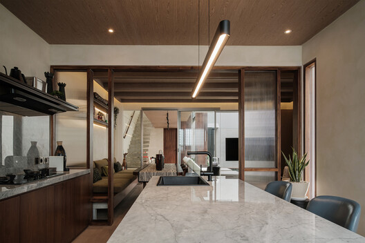 Sipat & Sauh 别墅 / Arkana Architects Sipat & Sauh 别墅 / Arkana Architects - 室内图, 台面, 椅子