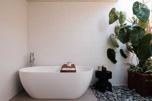 Sipat & Sauh 别墅 / Arkana Architects Sipat & Sauh 别墅 / Arkana Architects - 室内图, 卫生间, 浴缸, 水槽, 盥洗室