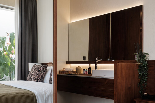 Sipat & Sauh 别墅 / Arkana Architects Sipat & Sauh 别墅 / Arkana Architects - 室内图, 卧室, 木头, 灯, 床, 台面