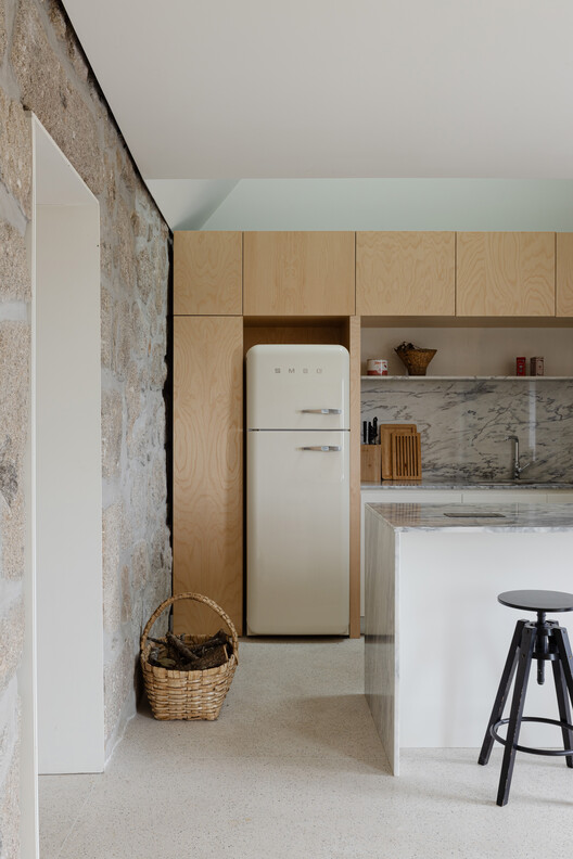 Casa em Besteiros / Rasura Arquitetos - Fotografia de Interiores, Cozinha, Bancada, Madeira